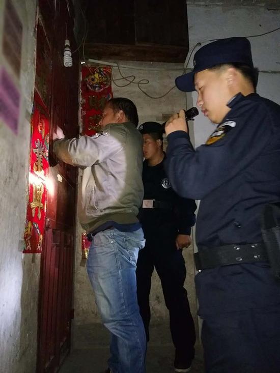 大庆粗心妈妈误将幼女锁家中 