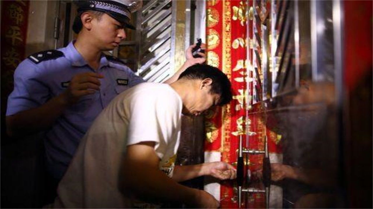 大庆请开锁师傅开了锁后，师傅